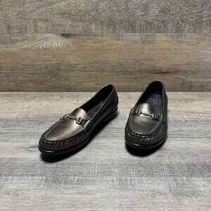 The SAS Metro Metallic Bronze Leather HorseBit Loafers in women's size 6.5 are a